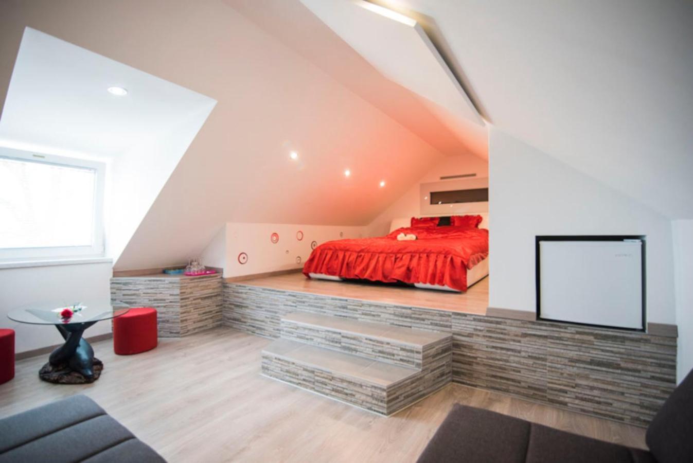 Guesthouse Prenocisca Sirec プトゥイ エクステリア 写真