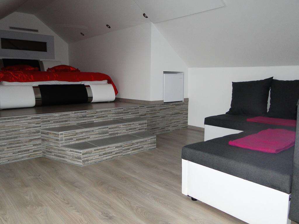 Guesthouse Prenocisca Sirec プトゥイ エクステリア 写真